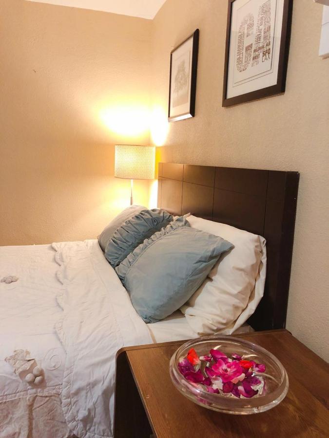 המט Royal Inn And Suites מראה חיצוני תמונה