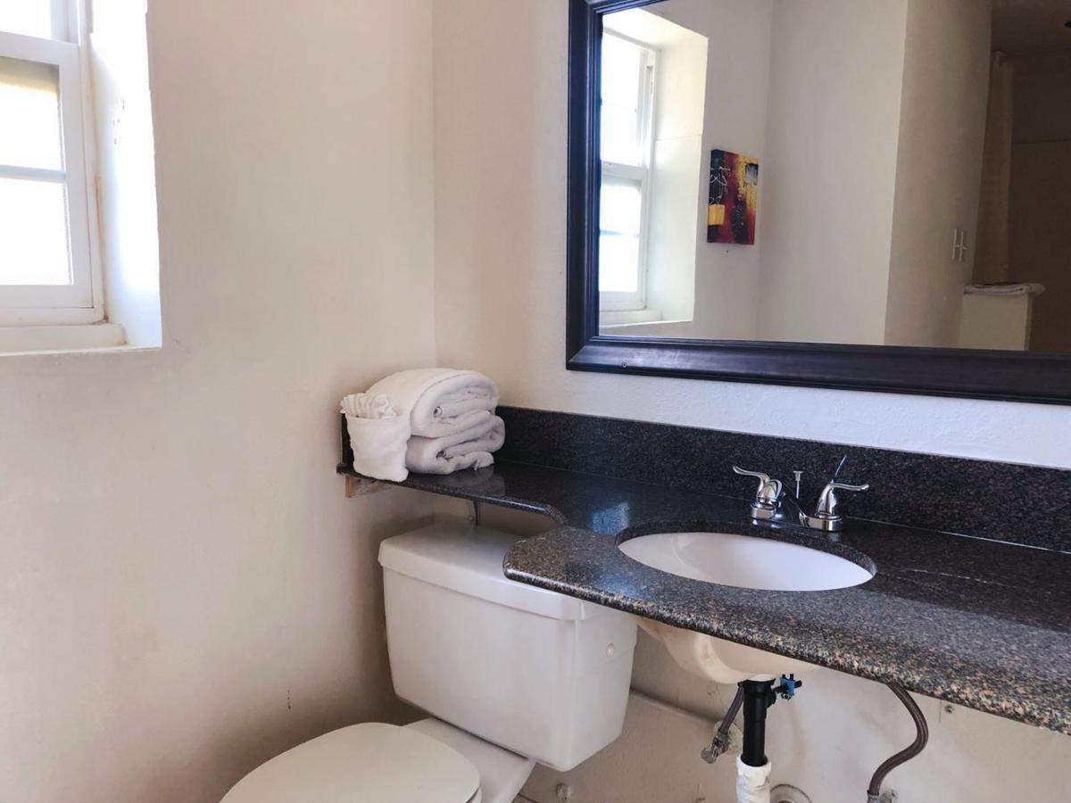המט Royal Inn And Suites מראה חיצוני תמונה