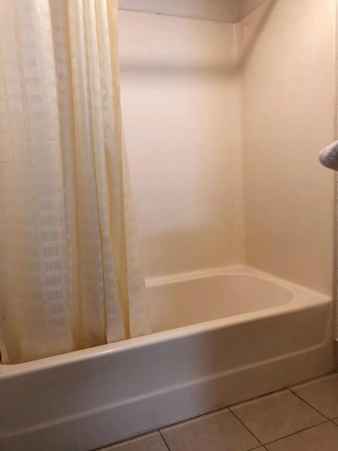 המט Royal Inn And Suites מראה חיצוני תמונה