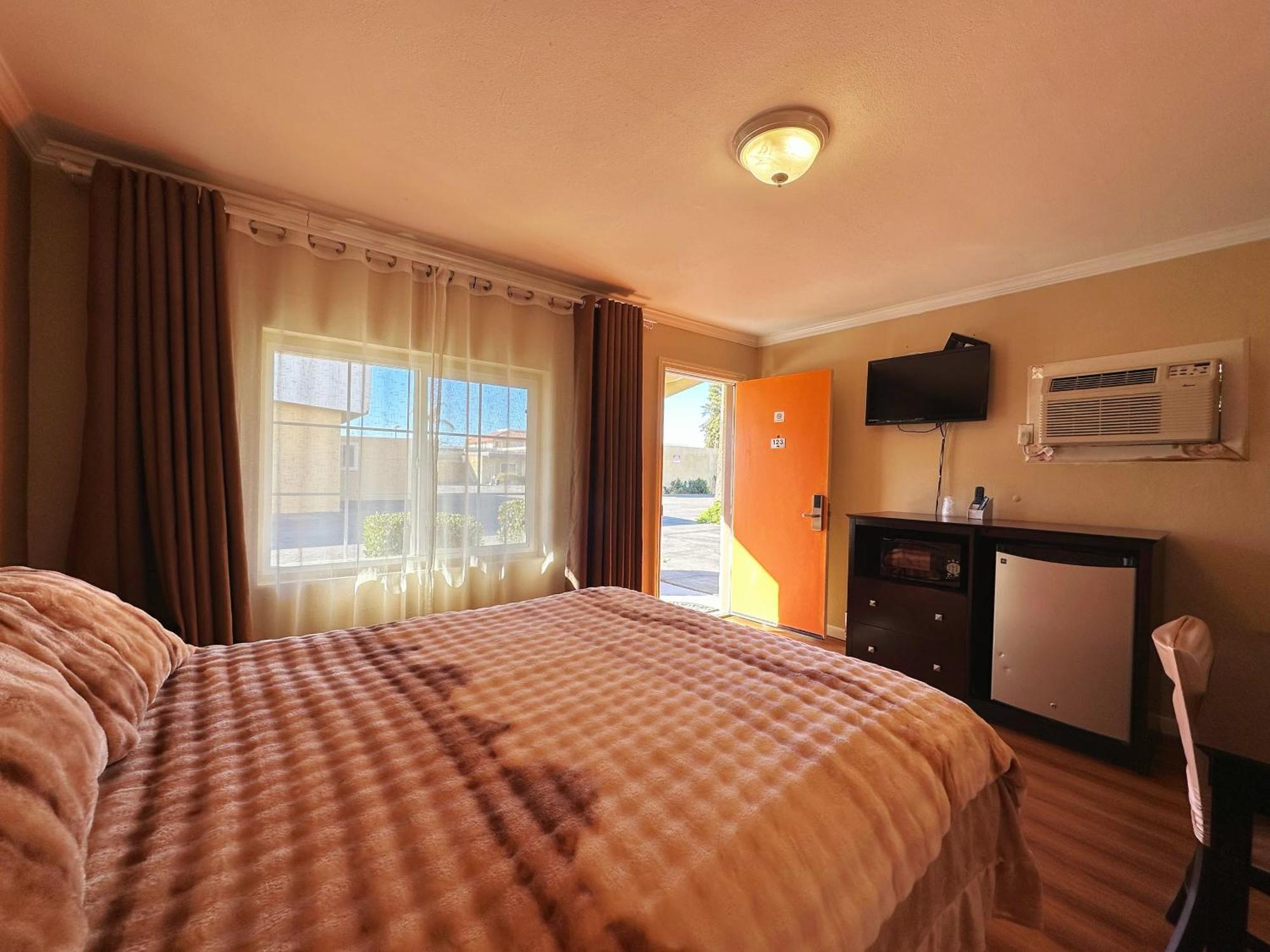 המט Royal Inn And Suites מראה חיצוני תמונה