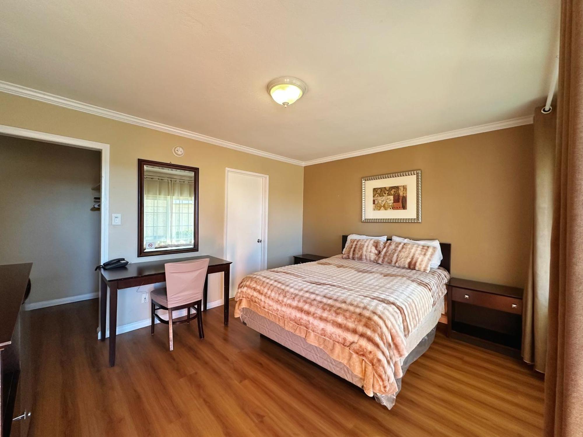 המט Royal Inn And Suites מראה חיצוני תמונה