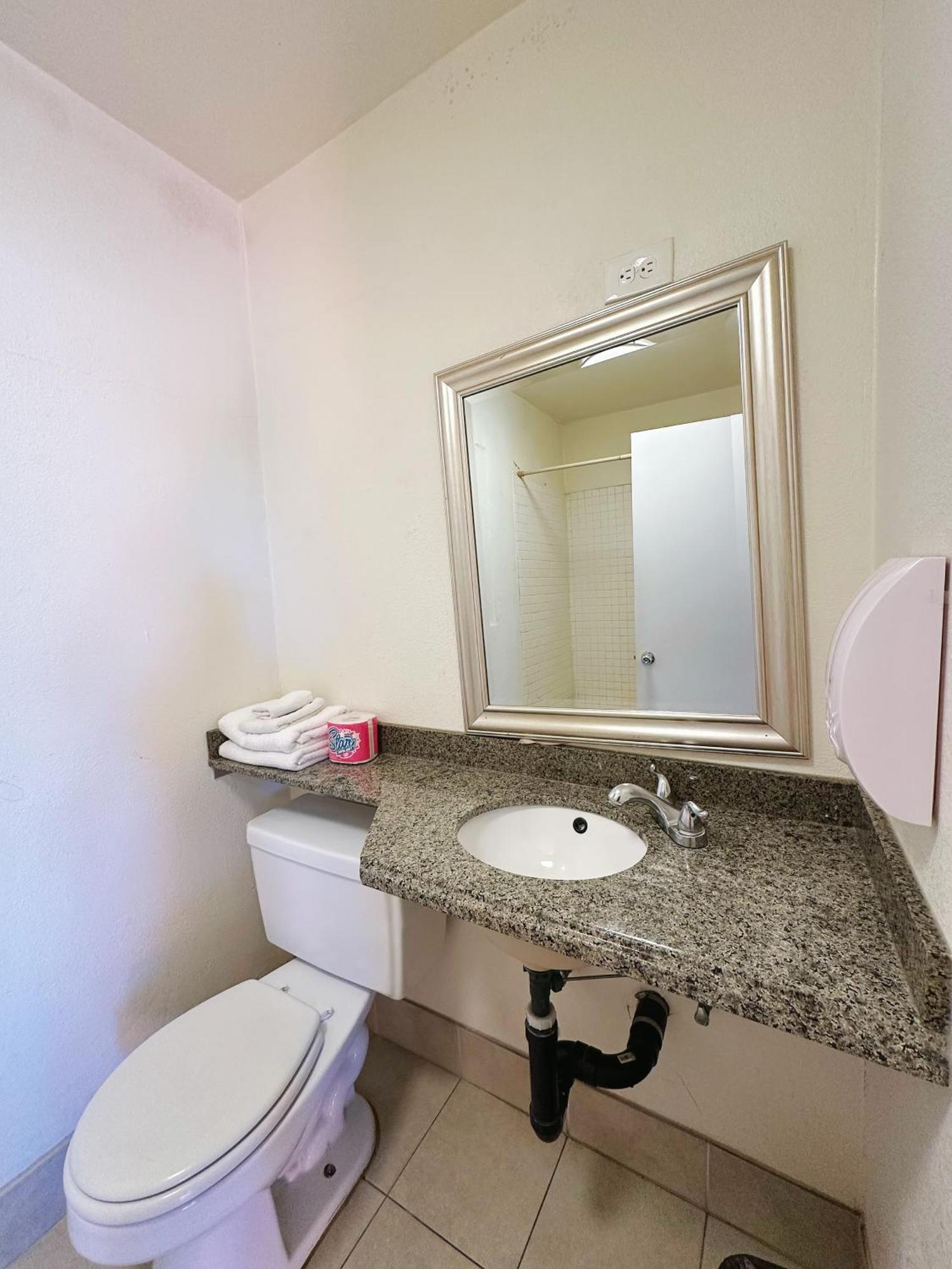 המט Royal Inn And Suites מראה חיצוני תמונה