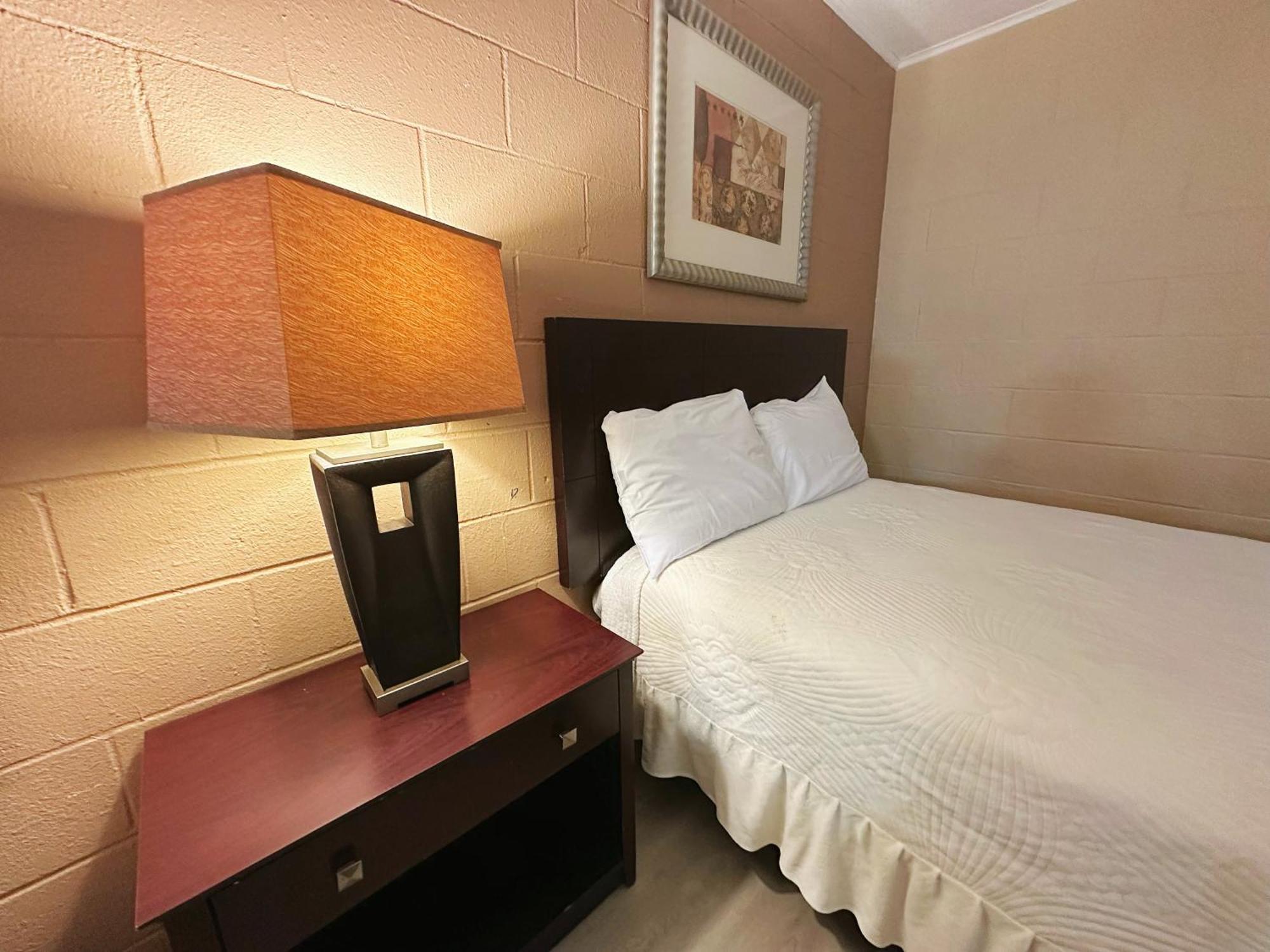 המט Royal Inn And Suites מראה חיצוני תמונה