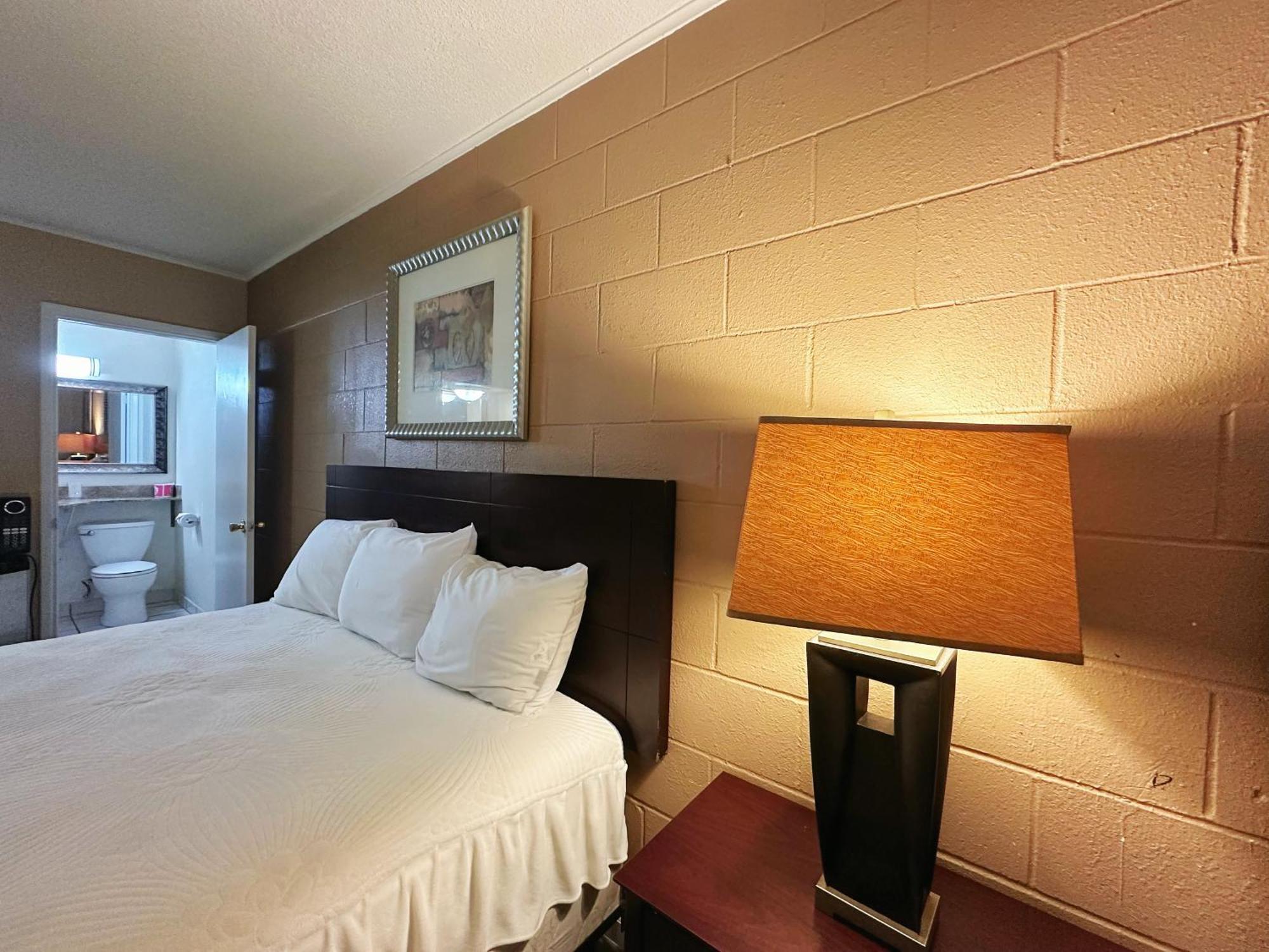 המט Royal Inn And Suites מראה חיצוני תמונה