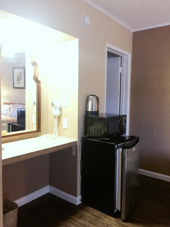 המט Royal Inn And Suites מראה חיצוני תמונה