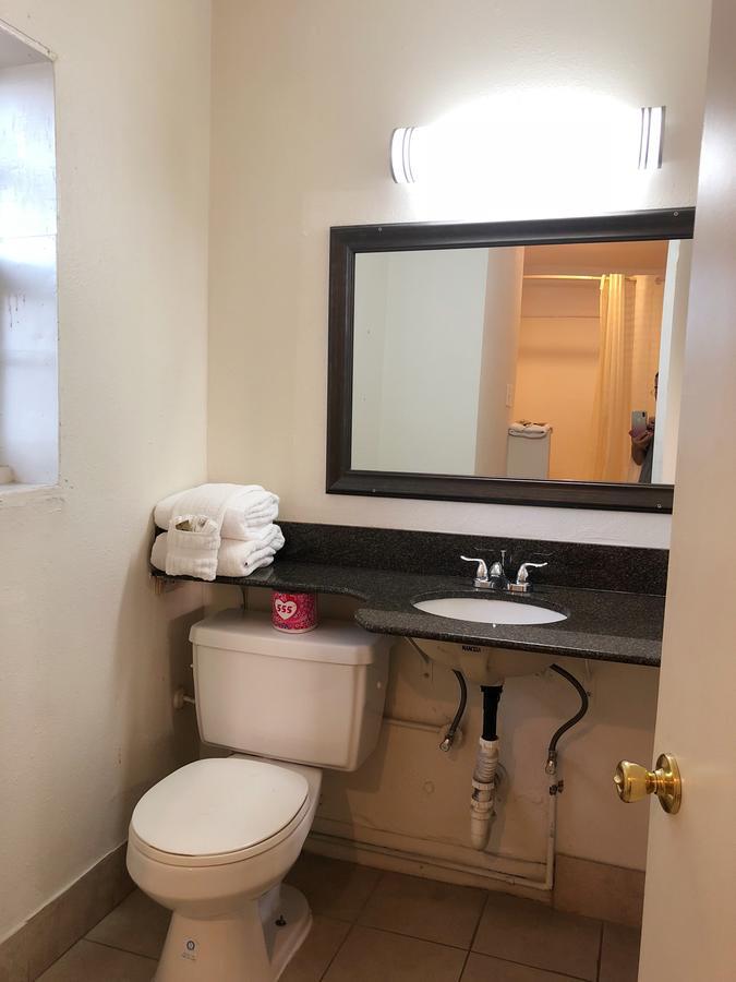 המט Royal Inn And Suites מראה חיצוני תמונה