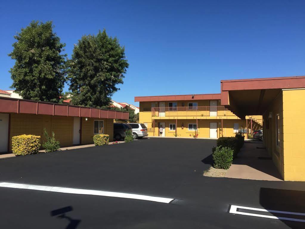 המט Royal Inn And Suites מראה חיצוני תמונה