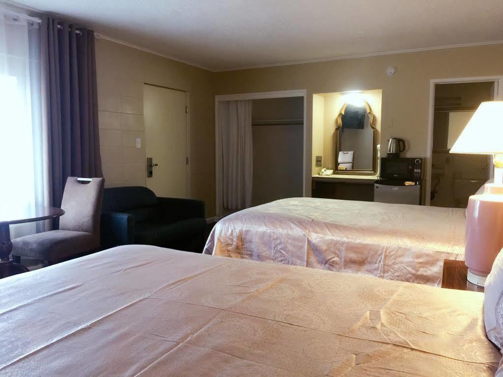 המט Royal Inn And Suites מראה חיצוני תמונה