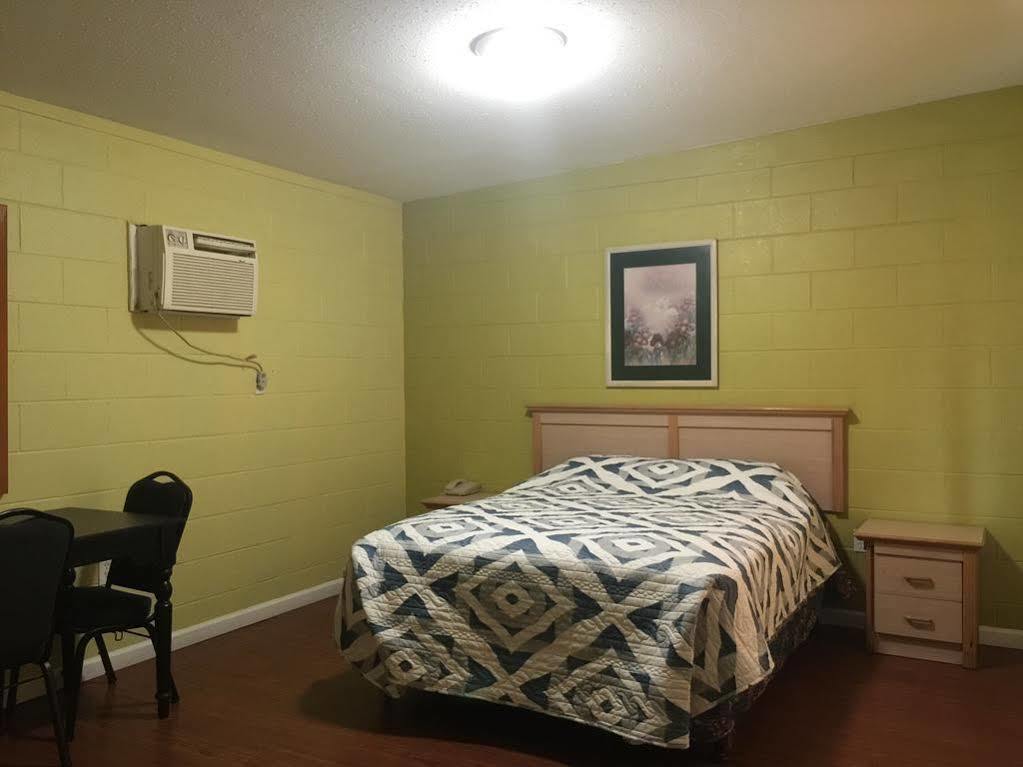 המט Royal Inn And Suites מראה חיצוני תמונה