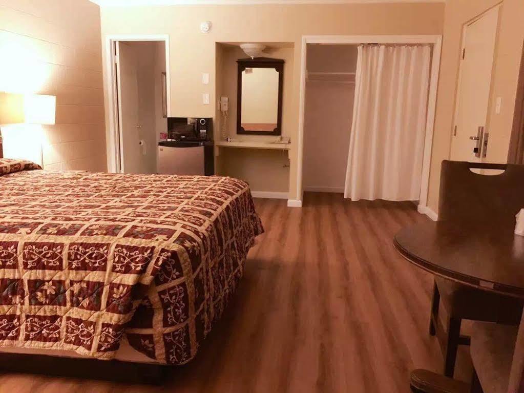 המט Royal Inn And Suites מראה חיצוני תמונה