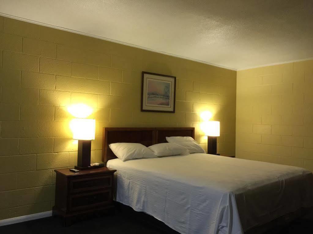 המט Royal Inn And Suites מראה חיצוני תמונה