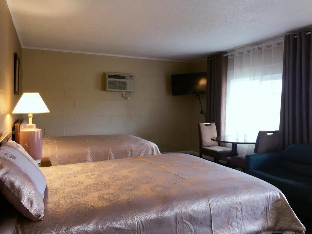 המט Royal Inn And Suites מראה חיצוני תמונה
