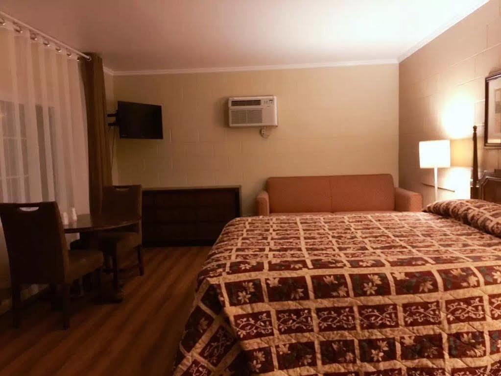 המט Royal Inn And Suites מראה חיצוני תמונה