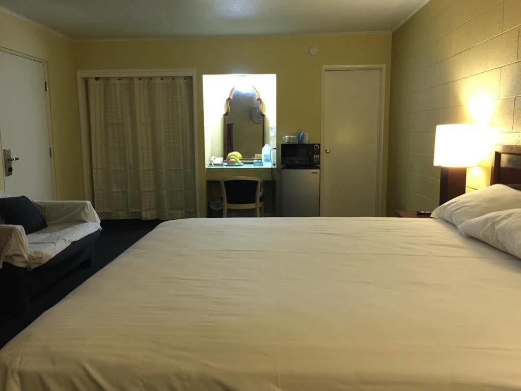 המט Royal Inn And Suites מראה חיצוני תמונה