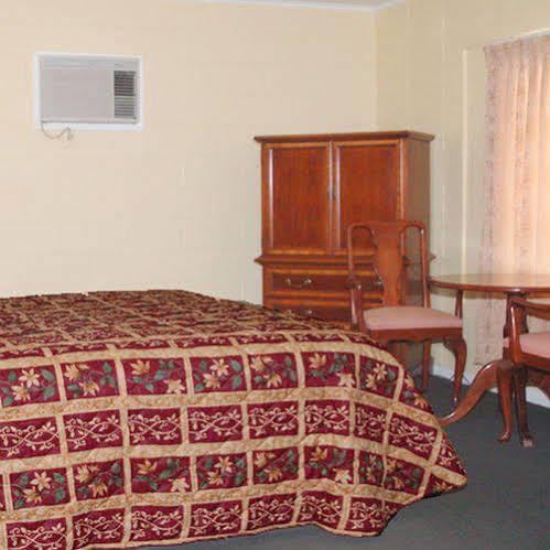 המט Royal Inn And Suites חדר תמונה